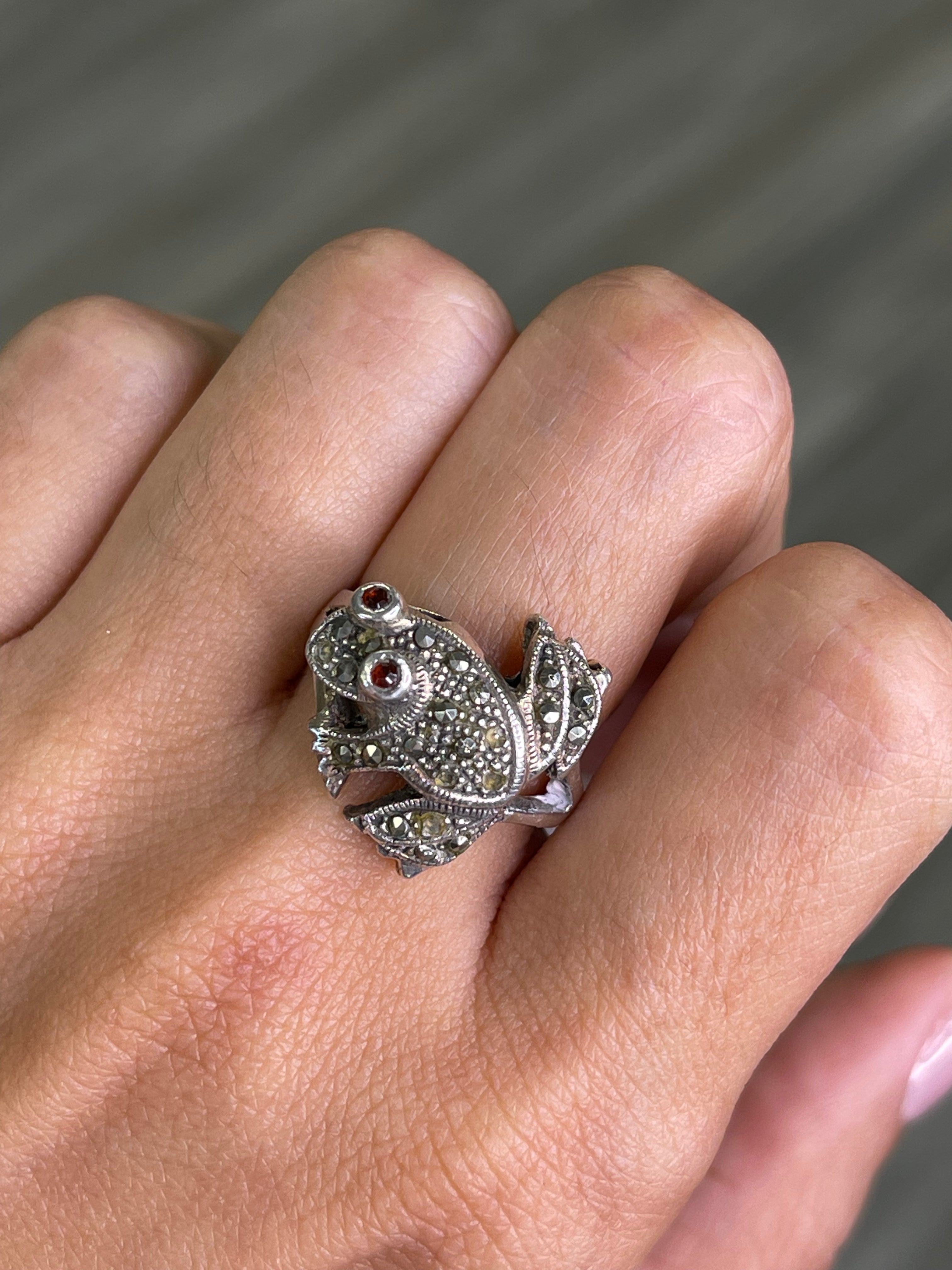 Silver frog ring deals